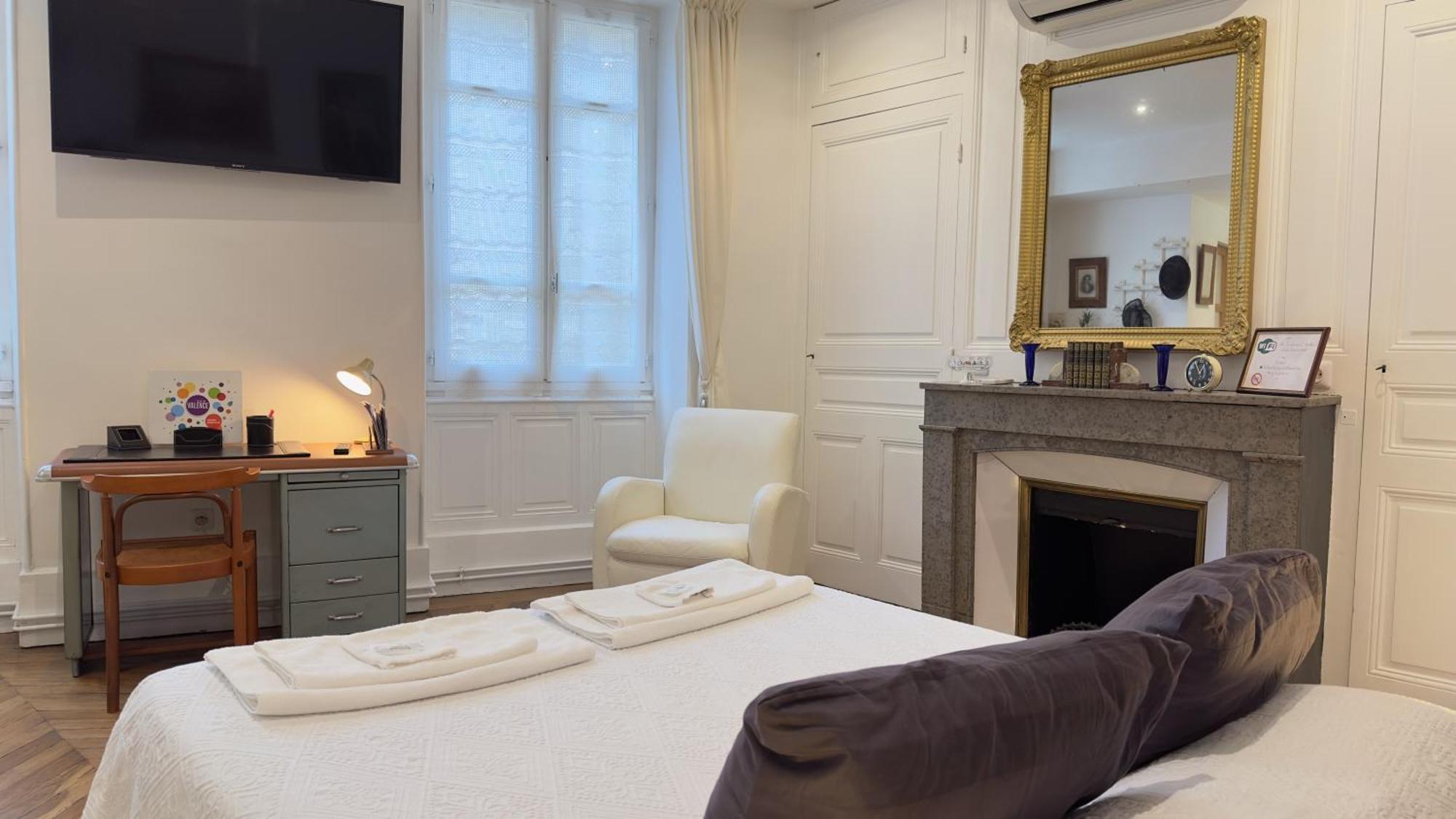 Chambre De Charme Au Coeur Du Vieux Valence - Confort & Calme Zewnętrze zdjęcie